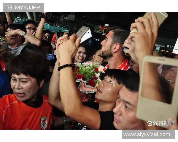 足球明星意外受伤引发关注球迷心痛不已呼吁加强保护措施